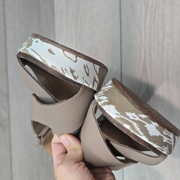 Clarks Collection Cushion Soft Women's Tan Wedge Leather Sandals Shoes Sz 8.5 - Picture 5 of 13